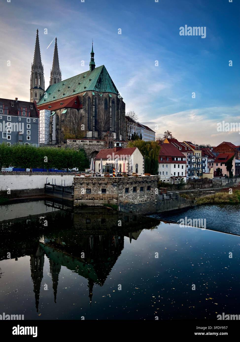 Eine vertikale Augenhöhe-Aufnahme, die die ikonische Skyline von Görlitz, Sachsen, Deutschland, zeigt, dominiert von der monumentalen St. Peter und Paul Kirche Stockfoto
