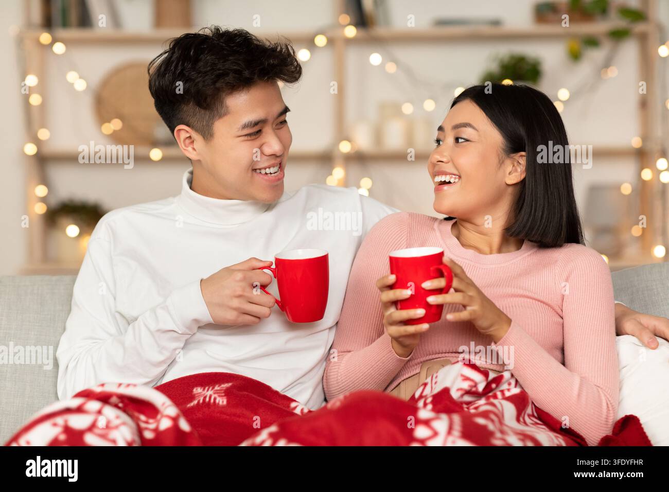 Fröhliches Chinesisches Paar Trinkt Kaffee Feiert Heiligabend Zu Hause Stockfoto