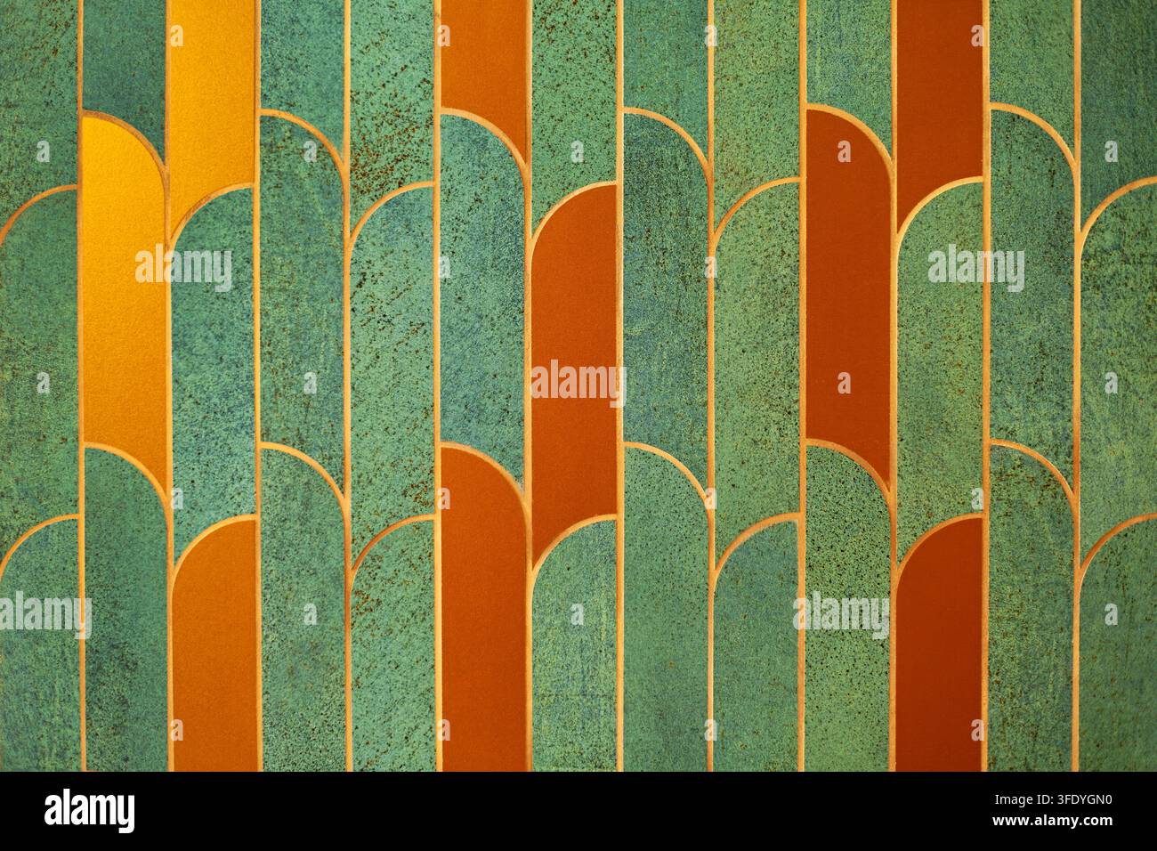 Retro geometrisches Muster in Türkis und Orange. Wiederholendes türkises und oranges geometrisches Muster mit geschwungenen vertikalen Formen und einer strukturierten Vintage-Oberfläche. Stockfoto