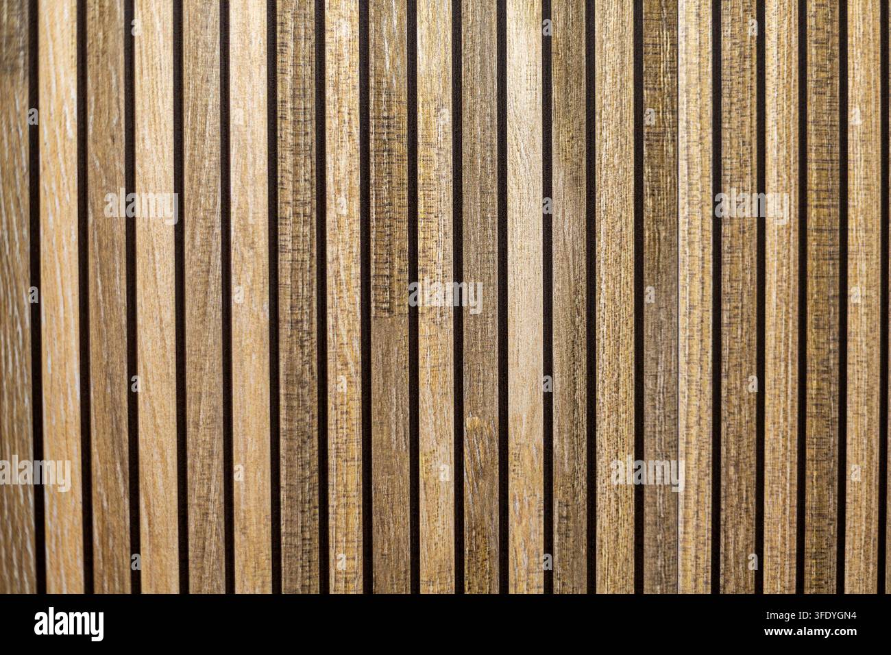 Graue Marmorsteintextur mit dunklen natürlichen Maserungen. Nahaufnahme von grauem Marmorstein mit dunklen Maserungen und gesprenkelter natürlicher Textur. Stockfoto