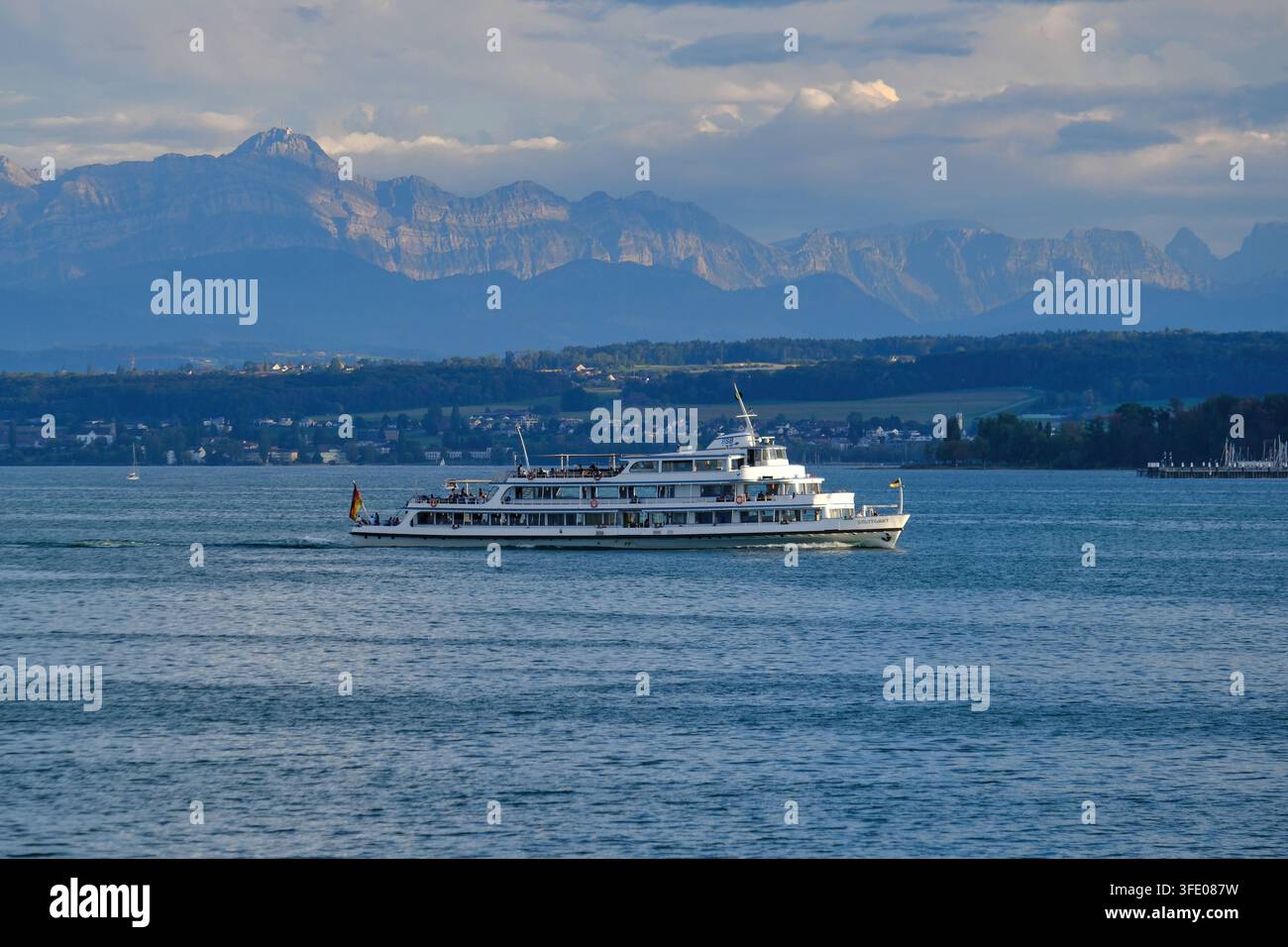 Bodensee, Schiff MS Stuttgart vor den Schweizer Alpen mit Säntis *** Bodensee, das Kreuzfahrtschiff MS Stuttgart vor den Schweizer Alpen mit dem Säntis Stockfoto