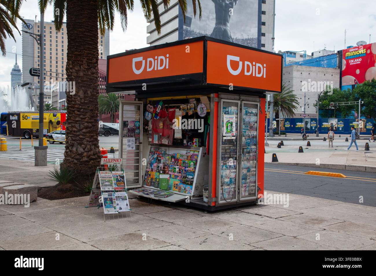 Ein Zeitungsstand, der mit orangefarbener Markenbezeichnung für den Ride-Hailing- und Lieferdienst DiDi angepasst wurde Stockfoto