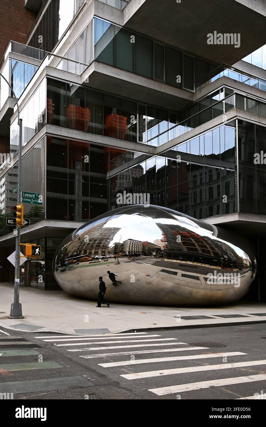 Mini-Bean-Skulptur des Künstlers Anish Kapoor, Tribeca, Manhattan, New York City, USA *** Mini-Bean-Skulptur des Künstlers Anish Kapoor, Tribeca, Manhattan, New York City, USA Stockfoto