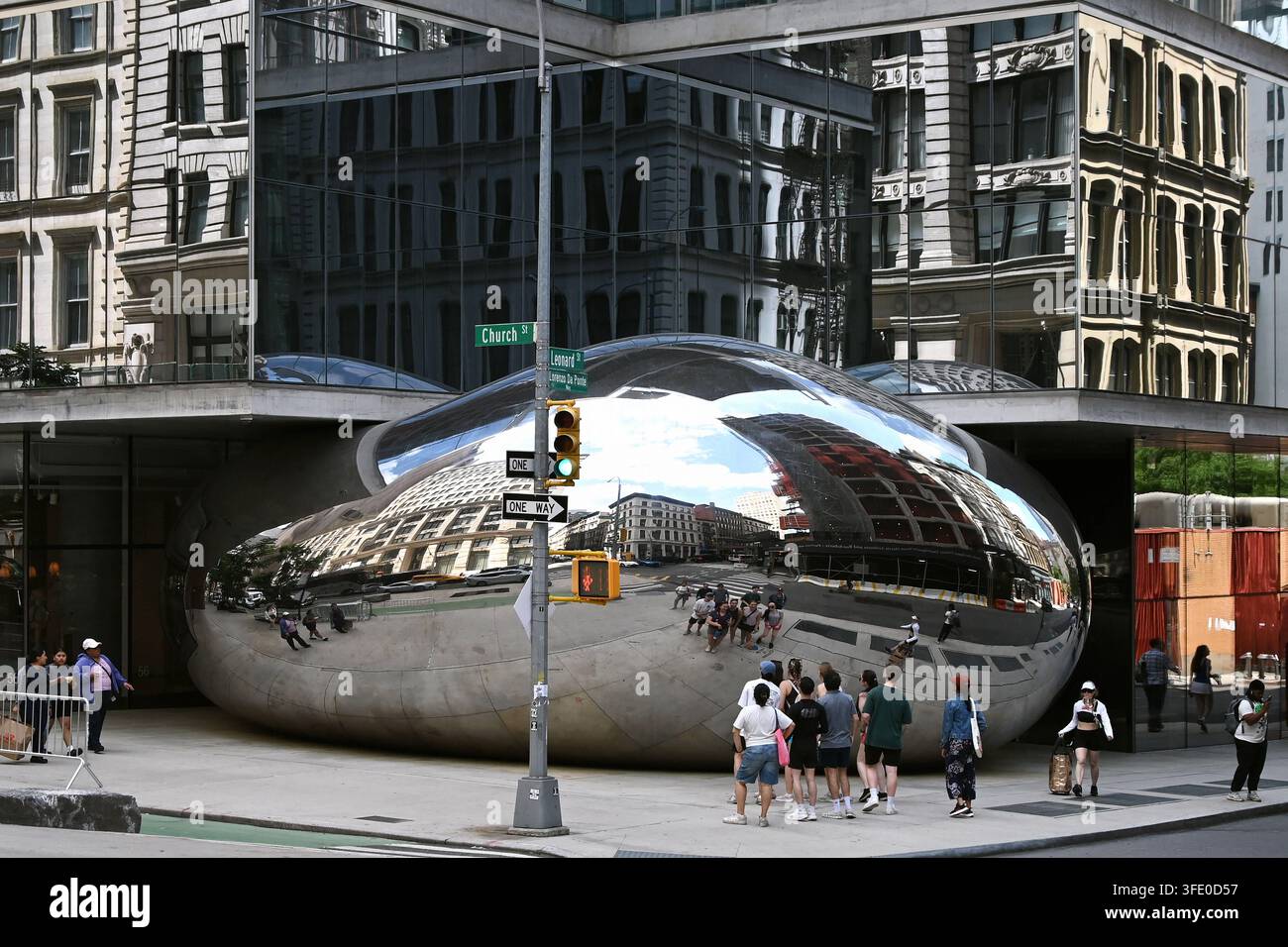 Mini-Bean-Skulptur des Künstlers Anish Kapoor, Tribeca, Manhattan, New York City, USA *** Mini-Bean-Skulptur des Künstlers Anish Kapoor, Tribeca, Manhattan, New York City, USA Stockfoto