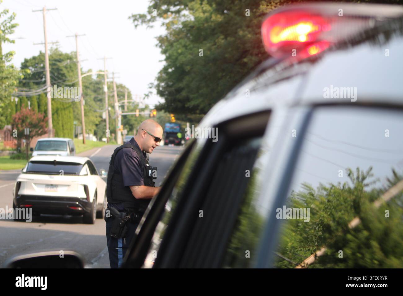 Officer Jeff Wagner bei einer Verkehrskontrolle entlang der Woodbourne Road in Middletown Township, Bucks County, PA, am 13. Aug. 2026. Stockfoto