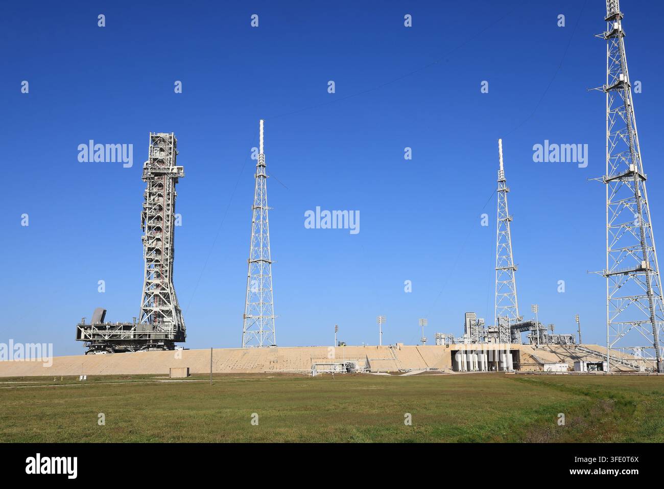 NASAs Mobiler Startrampe 1 fährt vom Startkomplex 39B zum Fahrzeugmontagegebäude im John-F.-Kennedy-Raumfahrtzentrum in Florida, in Vorbereitung auf die Artemis-III-Stapelungsoperationen, nach Schäden während des Artemis-II-Testflugs. Stockfoto