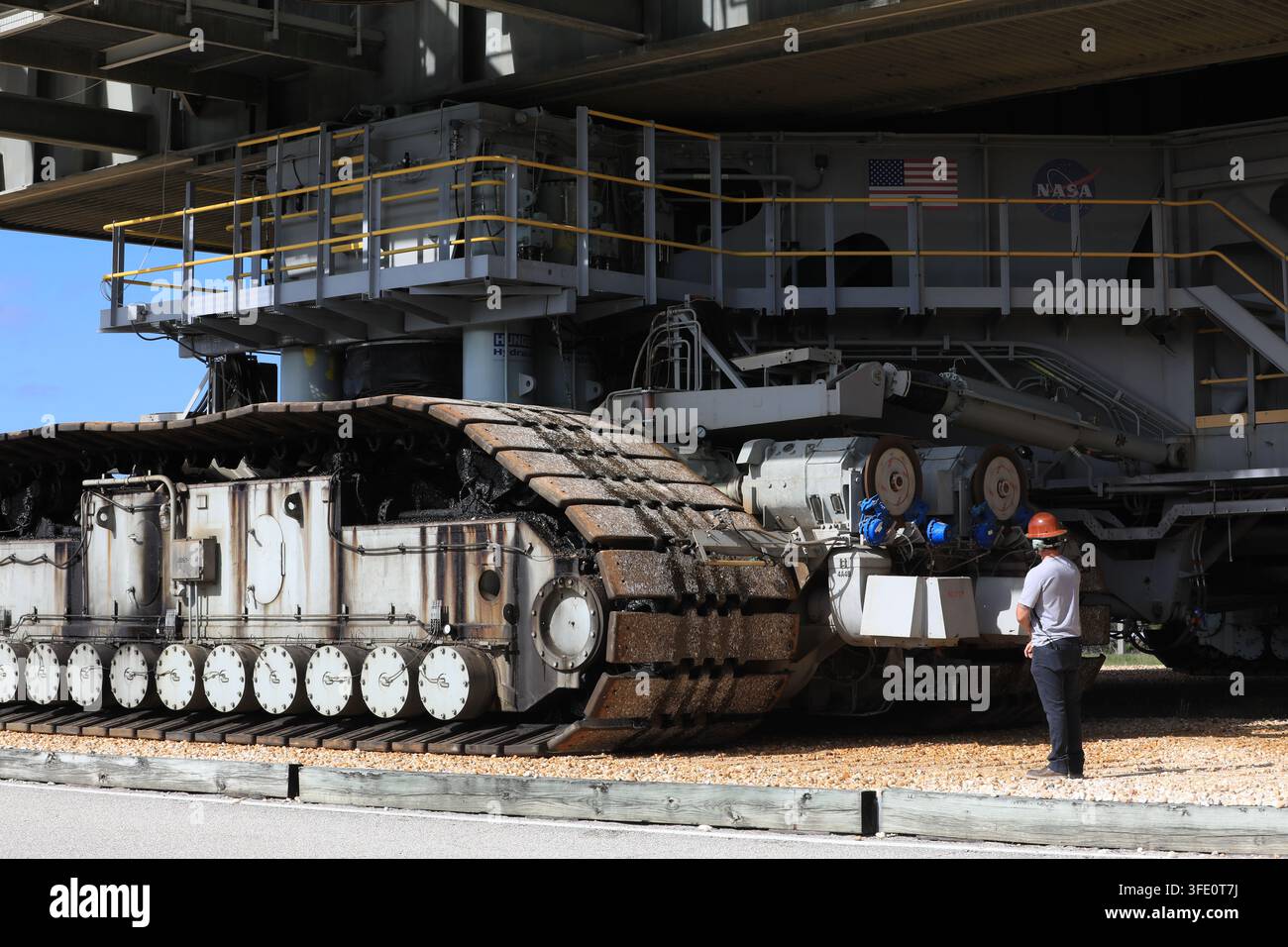 Techniker des NASA-Exploration Ground Systems Program überwachen den Krabbeltransporter 2, während er den mobilen Startrampe 1 der Agentur vom Startkomplex 39B zum Vehicle Assembly Building im NASA-Kennedy-Weltraumzentrum in Florida transportiert, in Vorbereitung auf die Artemis-III-Stapeling-Operationen, nach Reparaturen am Turm, der während des Artemis-II-Testflug-Starts beschädigt wurde. Stockfoto