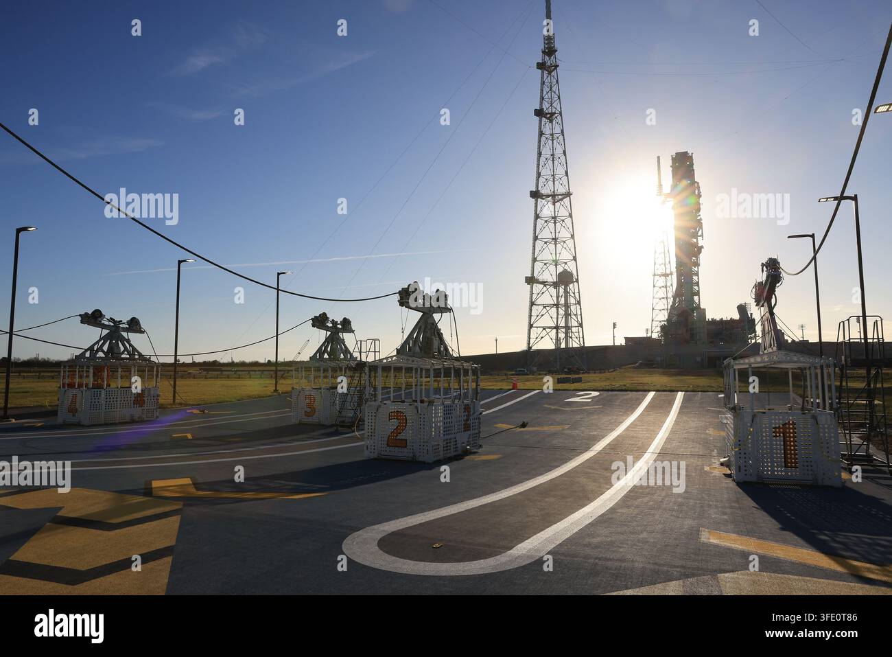 NASAs mobiler Startrampe 1 verlegt sich vom Startkomplex 39B zum Fahrzeugmontagegebäude im John F. Kennedy Space Center in Florida, in Vorbereitung auf die Artemis-III-Stapelungsoperationen, mit dem Notausstiegssystem in der Nähe, nach Schäden während des Artemis-II-Testflugs. Stockfoto