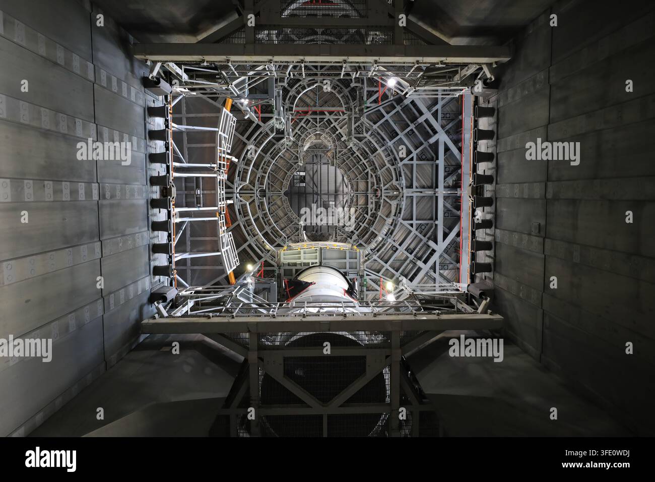 Der Raketenbooster des NASA-Artemis-III-Weltraumstartsystems (SLS) wird im Fahrzeugmontagegebäude des Kennedy Space Center in Florida gestapelt, wobei das linke Heckmontagefestes Raketenboostersegment gesichert wird, in Vorbereitung auf die Artemis-III-Mission zur Erprobung von Rendezvous- und Andockfähigkeiten für eine zukünftige Mondlandung. Stockfoto