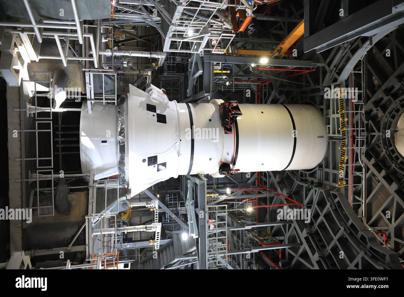 Der Raketenbooster des NASA-Artemis-III-Weltraumstartsystems (SLS) wird im Fahrzeugmontagegebäude des Kennedy Space Center in Florida gestapelt, wobei das linke Heckmontagefestes Raketenboostersegment gesichert wird, in Vorbereitung auf die Artemis-III-Mission zur Erprobung von Rendezvous- und Andockfähigkeiten für eine zukünftige Mondlandung. Stockfoto