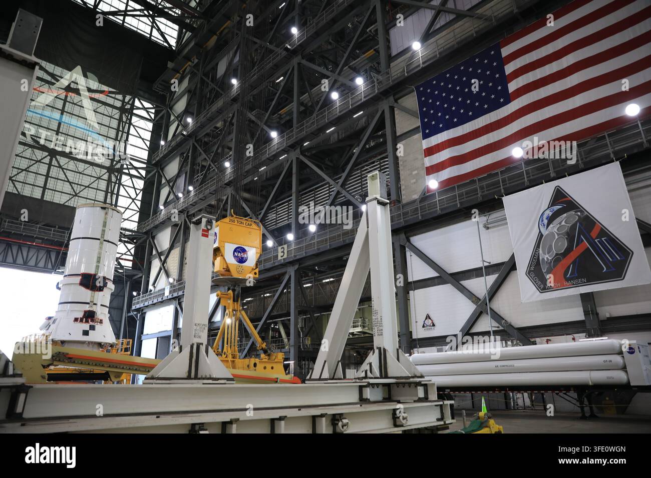 Das rechte Heckmodul des Feststoffraketenboosters für die Artemis-III-Rakete des Space Launch System (SLS) der NASA trifft im Vehicle Assembly Building des Kennedy Space Center in Florida ein, vor dem Zusammenbau für die Artemis-III-Mission, die die Rendezvous- und Andockfähigkeiten zwischen dem Orion-Raumschiff und kommerziellen Raumschiffen testen wird, um Astronauten auf dem Mond zu landen. Stockfoto