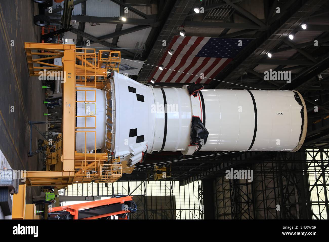 Das rechte Heckmodul des Feststoffraketenboosters für die Artemis-III-Rakete des Space Launch System (SLS) der NASA trifft im Vehicle Assembly Building des Kennedy Space Center in Florida ein, vor dem Zusammenbau für die Artemis-III-Mission, die die Rendezvous- und Andockfähigkeiten zwischen dem Orion-Raumschiff und kommerziellen Raumschiffen testen wird, um Astronauten auf dem Mond zu landen. Stockfoto