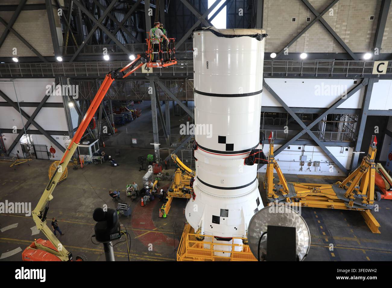 Das rechte Heckmodul des Feststoffraketenboosters für die Artemis-III-Rakete des Space Launch System (SLS) der NASA trifft im Vehicle Assembly Building des Kennedy Space Center in Florida ein, vor dem Zusammenbau für die Artemis-III-Mission, die die Rendezvous- und Andockfähigkeiten zwischen dem Orion-Raumschiff und kommerziellen Raumschiffen testen wird, um Astronauten auf dem Mond zu landen. Stockfoto