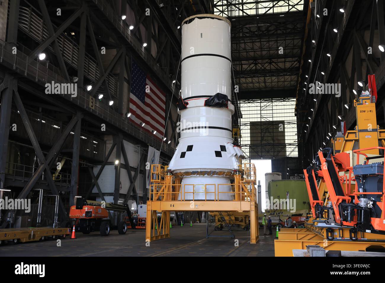 Das rechte Heckmodul des Feststoffraketenboosters für die Artemis-III-Rakete des Space Launch System (SLS) der NASA trifft im Vehicle Assembly Building des Kennedy Space Center in Florida ein, vor dem Zusammenbau für die Artemis-III-Mission, die die Rendezvous- und Andockfähigkeiten zwischen dem Orion-Raumschiff und kommerziellen Raumschiffen testen wird, um Astronauten auf dem Mond zu landen. Stockfoto