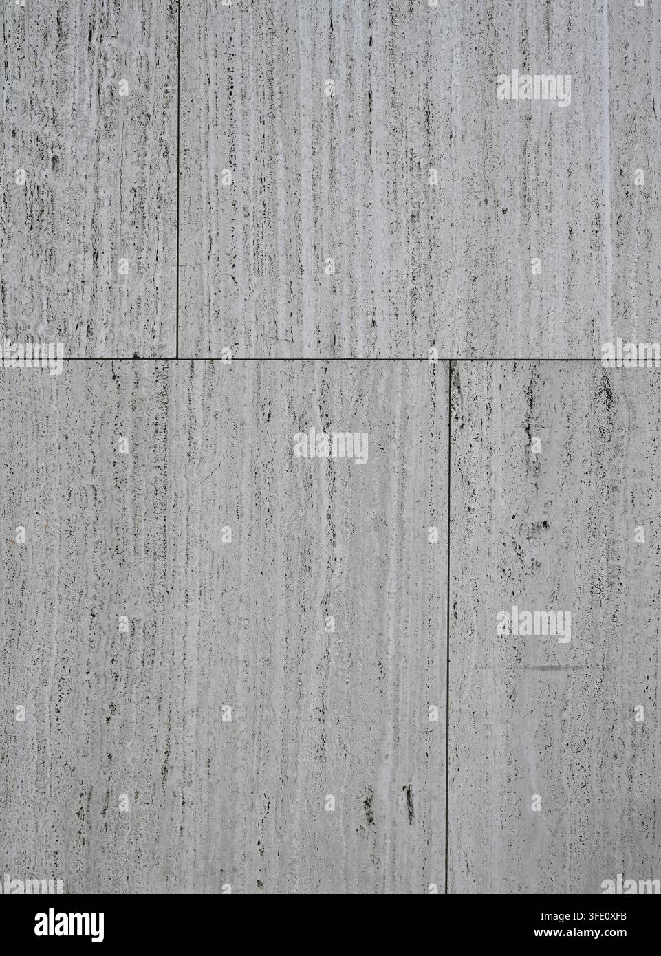 Vertikale Fertigbetonplatten mit schwarzen Sprenkeln, grauen Bändern, Richtungsbändern, erhöhter Detailgenauigkeit, Venenmuster Stockfoto