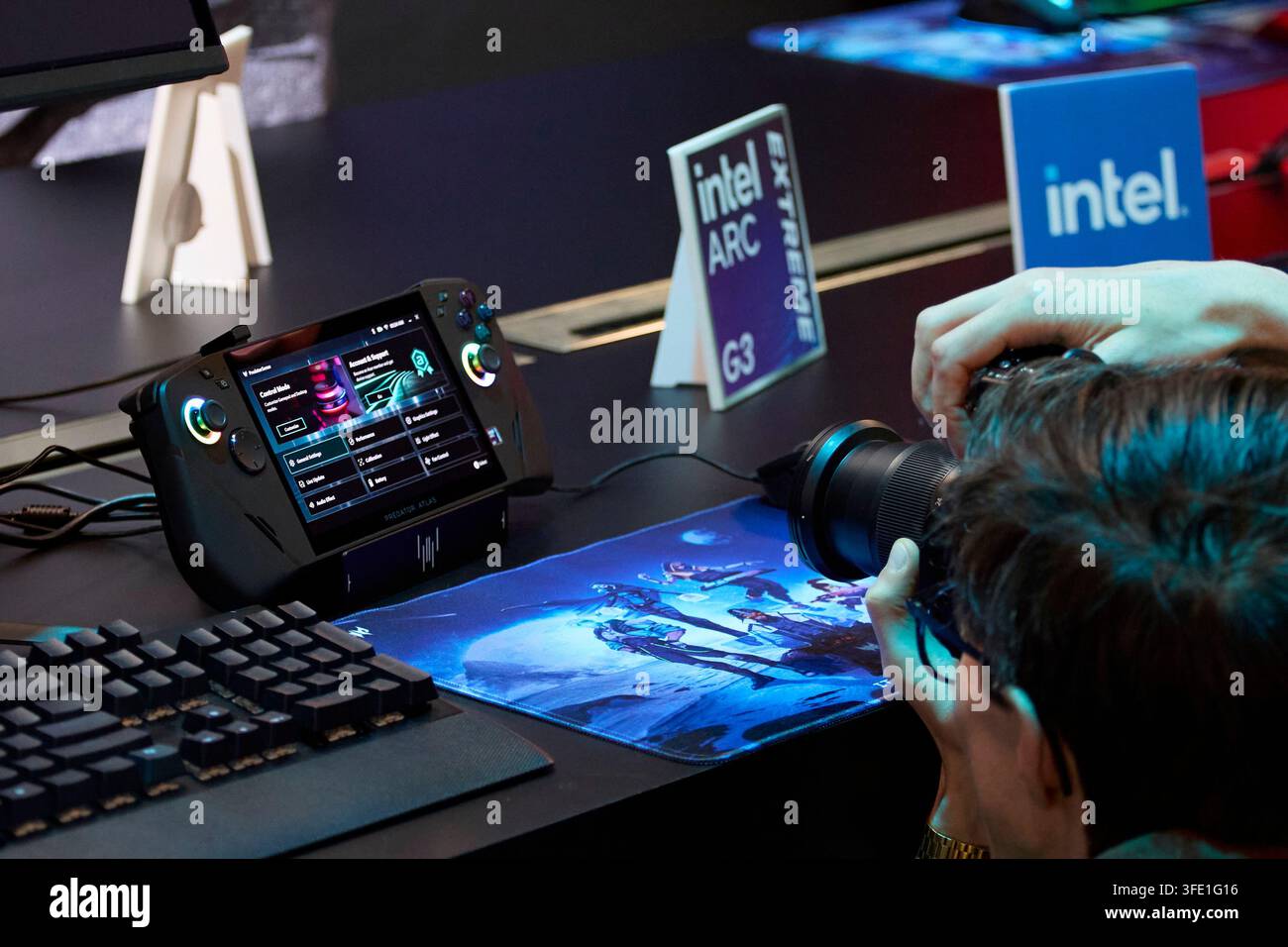 Berlin, Deutschland, 2. September 2026. Nahaufnahme eines Technikjournalisten, der ein Foto der neu vorgestellten Acer Predator Atlas 8 Handheld-Gamingkonsole aufstellt, die auf einer Technikveranstaltung ausgestellt ist. Das schwarze tragbare Windows 11 PC-Gaminggerät ist auf einem dunklen Tresen neben offiziellen Intel- und Intel Arc G3 Extreme-Schildern angedockt. Der Fotograf konzentriert sich auf den aktiven Bildschirm, der die Systemoberfläche anzeigt, und dokumentiert die Live-Hands-on-Vorführung während der Produktpräsentation. Felix Wolf/Alamy Live News. Stockfoto