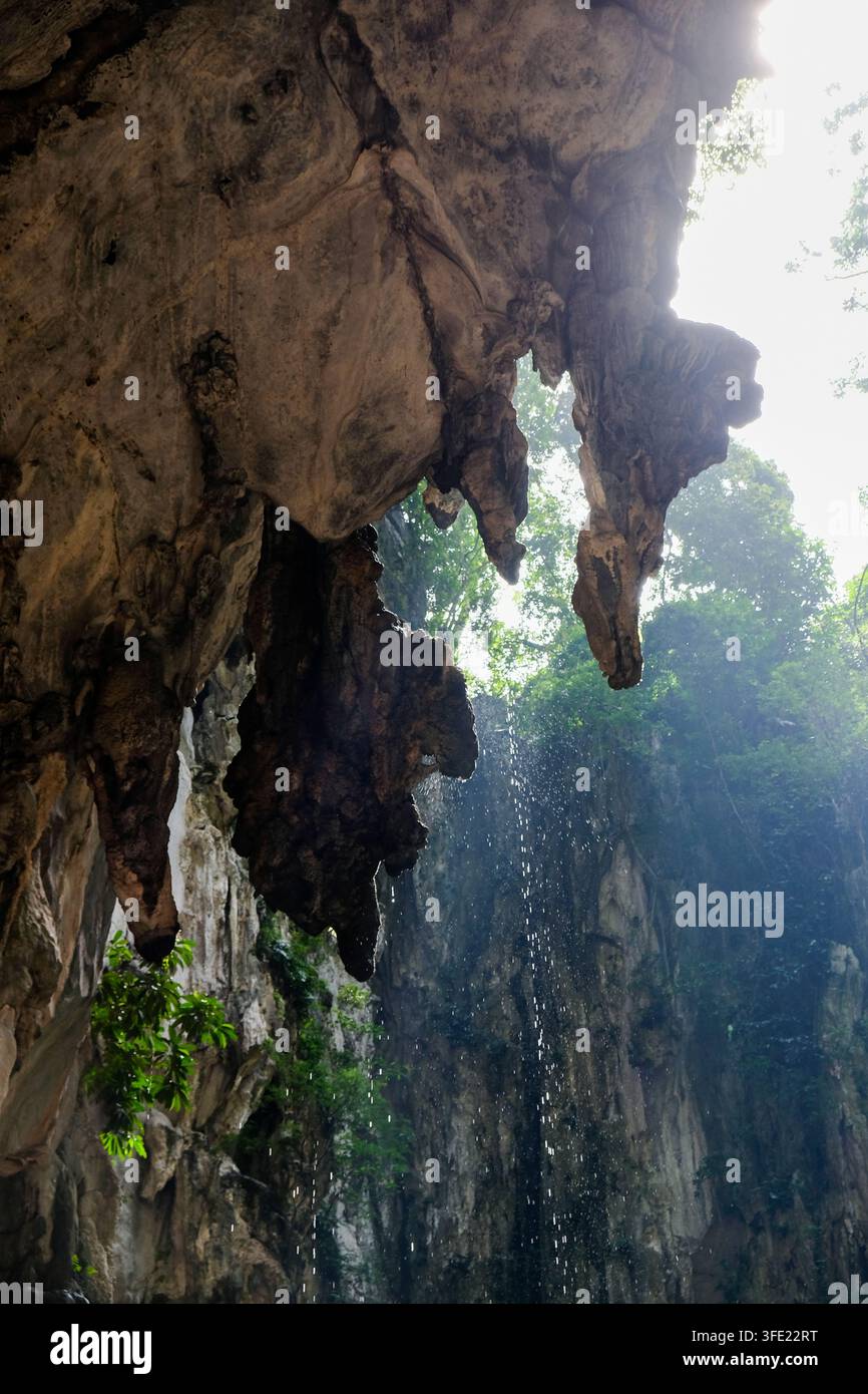 Detaillierte Textur von rauen Kalksteinhöhlenwänden und der Decke in den Batu-Höhlen, Malaysia Stockfoto
