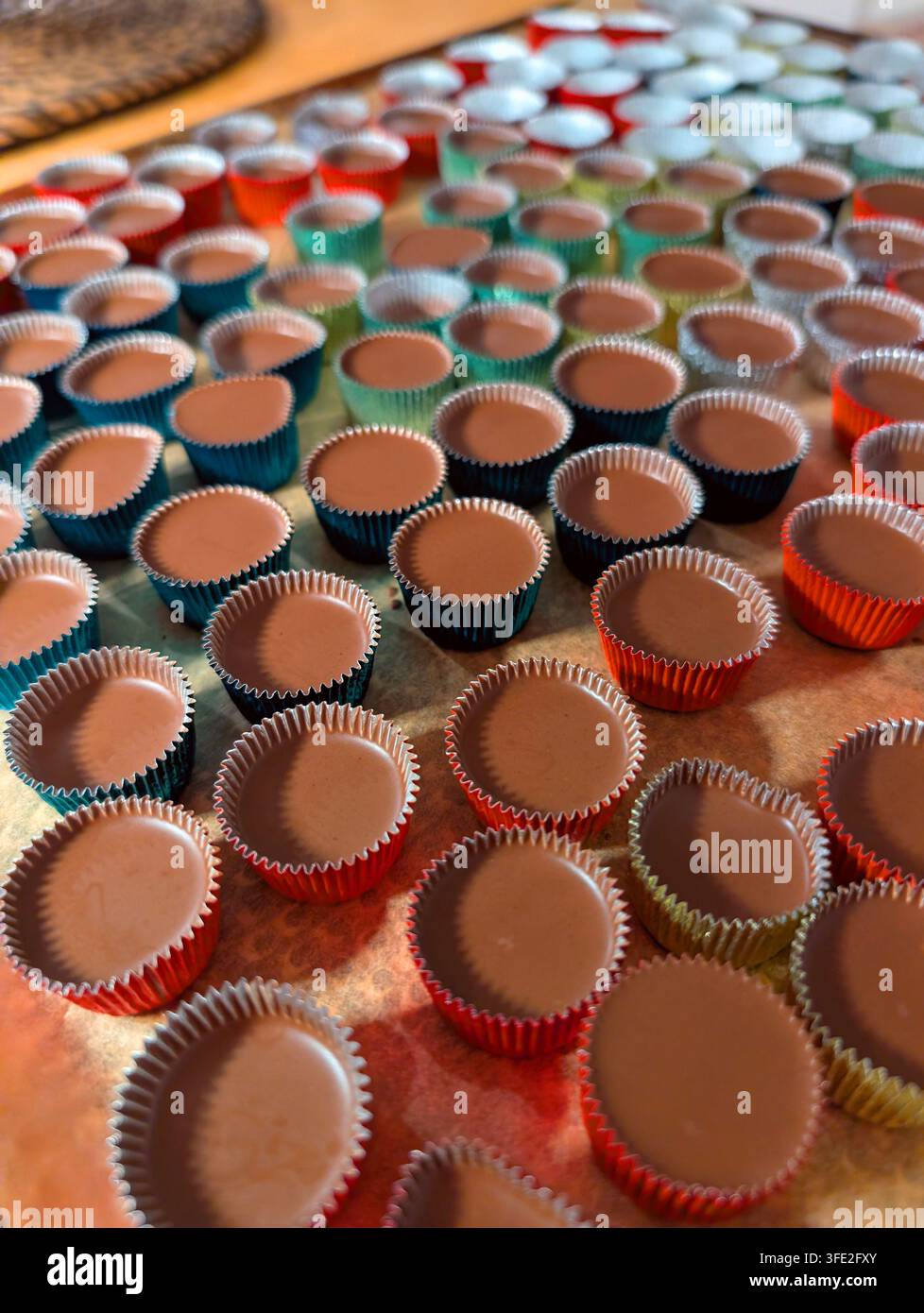 „Eis-Schokolade“ typische Weihnachtssüßigkeiten sowohl in Deutschland als auch in Schweden. Erhitzen Sie Kokosöl mit dunkler Schokolade und einem Hauch Vanilleschote. - Smartphone-aufgenommenes Stockfoto