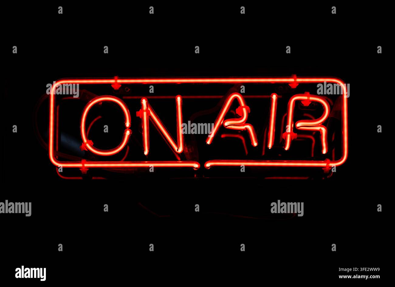Rotes Neon-Text "On Air" auf schwarzem Hintergrund Stockfoto