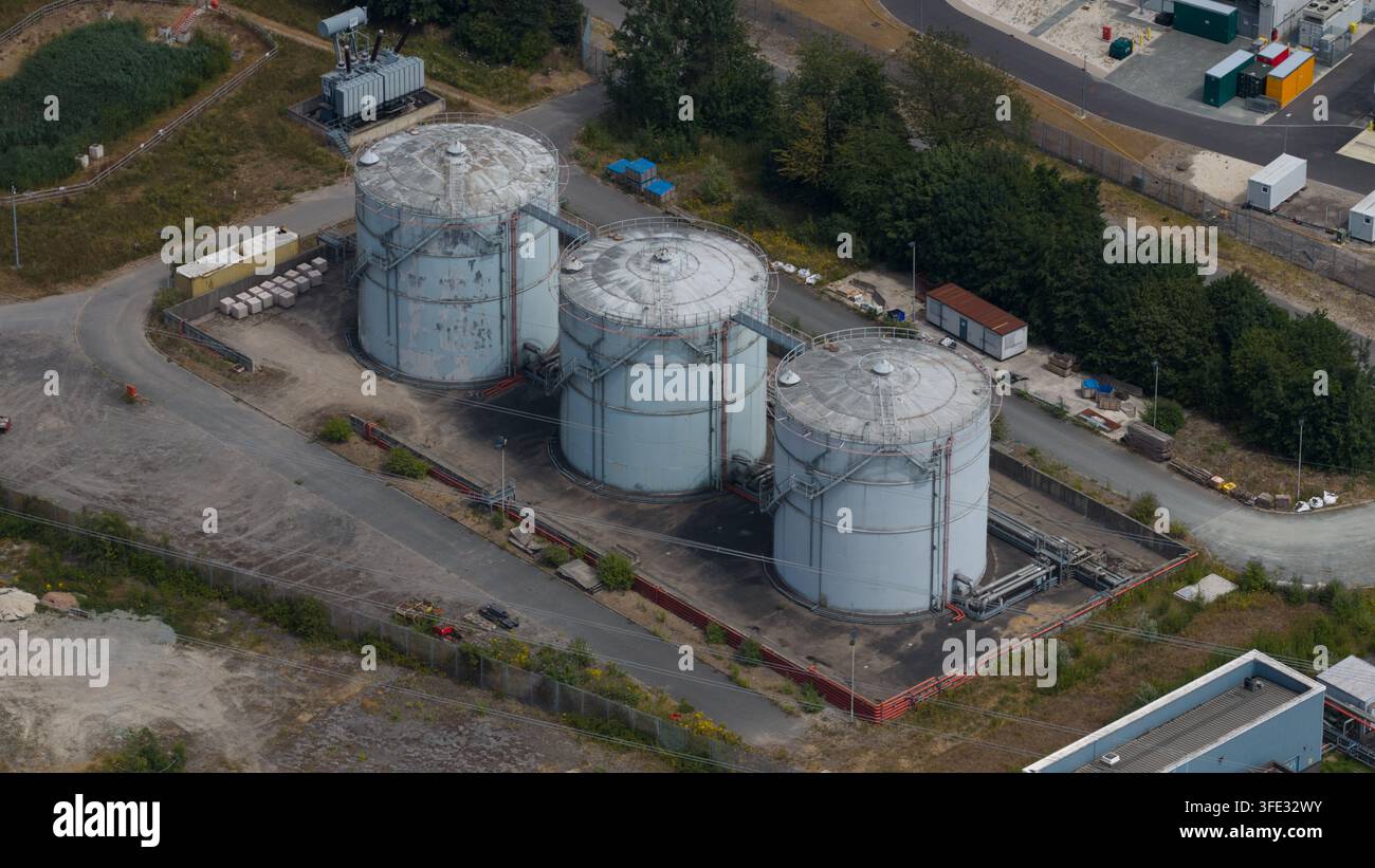 Luftaufnahme von drei großen Industrie-Speichertanks im Kraftwerk Keadby, umgeben von asphaltierten Zufahrtsstraßen und Vegetation in Keadby, England, Vereinigtes Königreich Stockfoto
