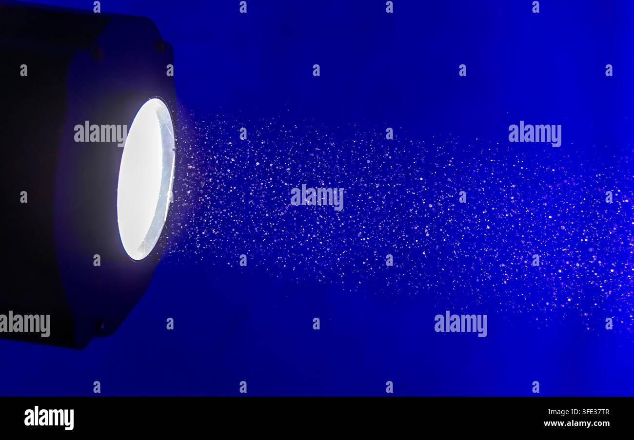 Einziger Lichtstrahl auf blauem Hintergrund Stockfoto