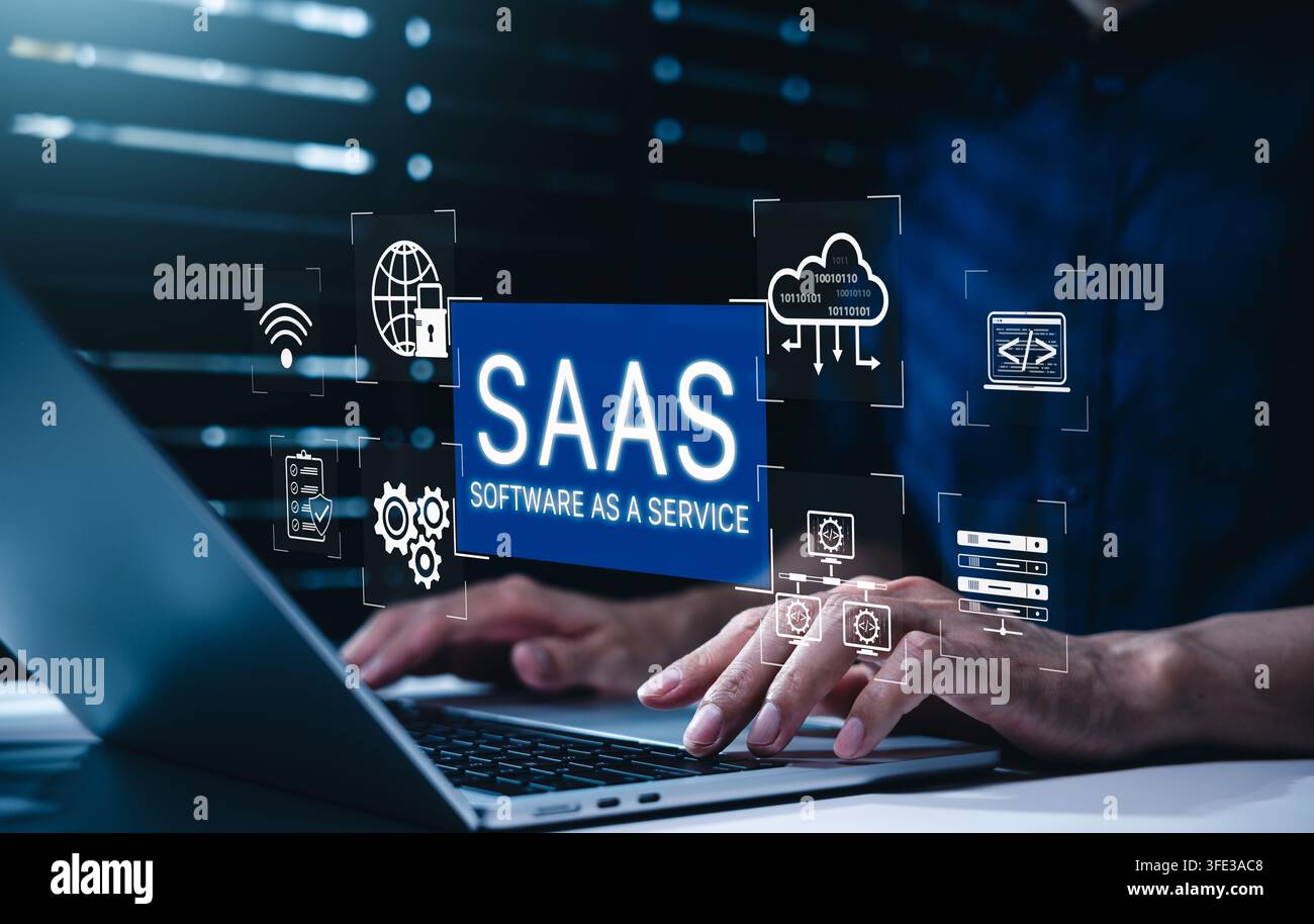 SaaS-Software-as-a-Service-Cloud-Technologiekonzept. Person, die auf einem Laptop tippt, mit Symbolen für Datenbankserver, Webanwendungsprogrammcode, Unternehmensk Stockfoto