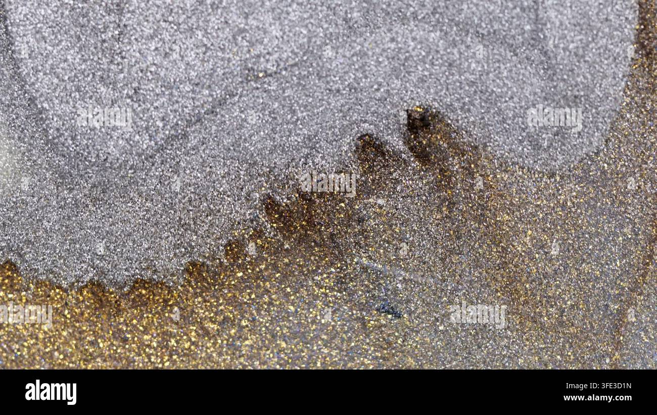 In einer Nahaufnahme vermischt sich Alkoholtinte mit verschiedenen Farbtönen und erzeugt abstrakte Muster. Diese Szene fängt die flüssige Bewegung und die lebendigen Farben des i Stockfoto