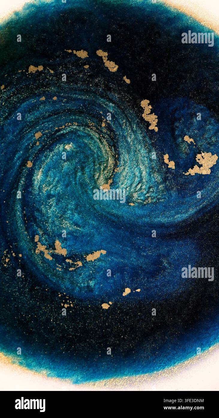 Wirbel von Blau und Gold bilden sich, während sich Alkoholtinte auf einer flachen Oberfläche vermischt. Die Farben verschmelzen und erzeugen Muster und Texturen. Dieser Prozess dauert Pla Stockfoto