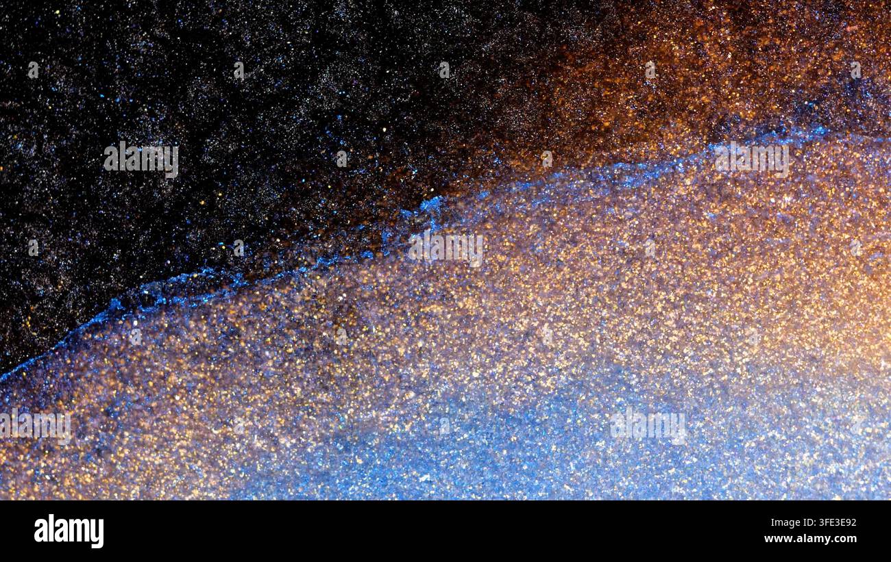 Die Szene zeigt Fragmente von Alkohol-Tinte, die sich vermischen. Die Farben vermischen sich und wirbeln, wodurch interessante Muster entstehen. Die Nahaufnahme enthüllt Details von t Stockfoto