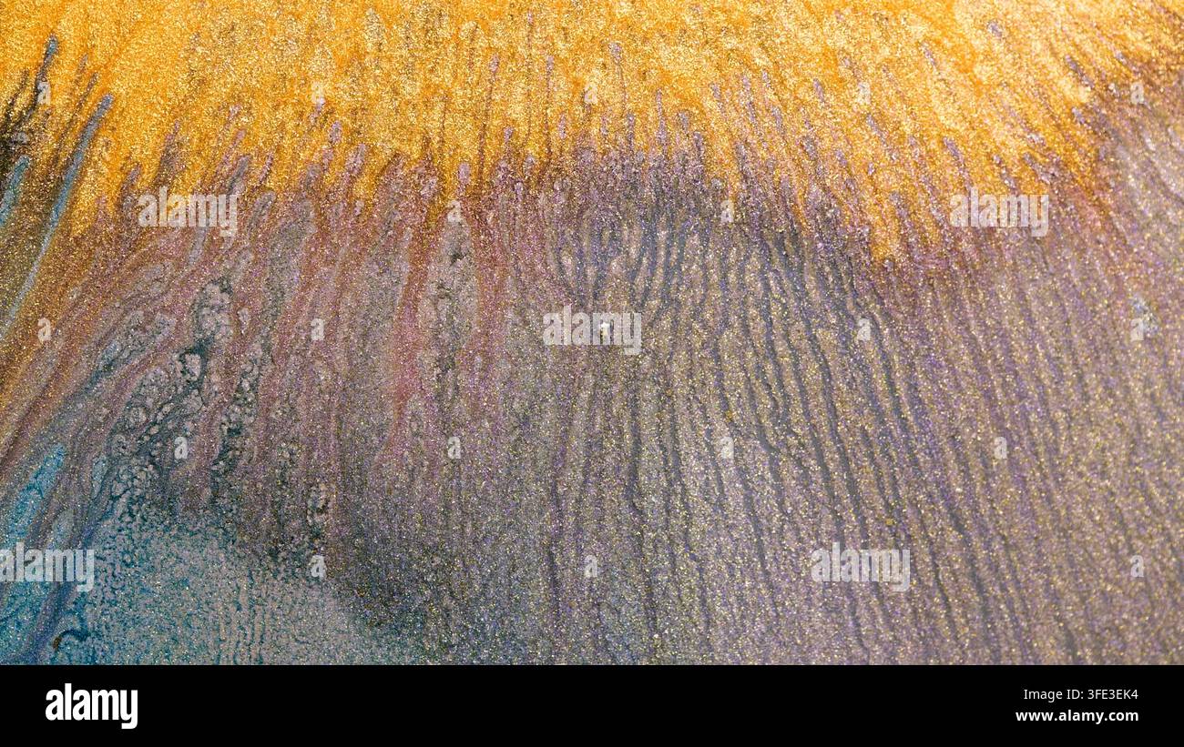 Der Prozess des Mischens von Alkohol-Tinte. Die lebhaften Farben fließen zusammen und erzeugen einzigartige Muster und Texturen. Die Szenerie unterstreicht die Kunstfertigkeit, die involviert ist Stockfoto