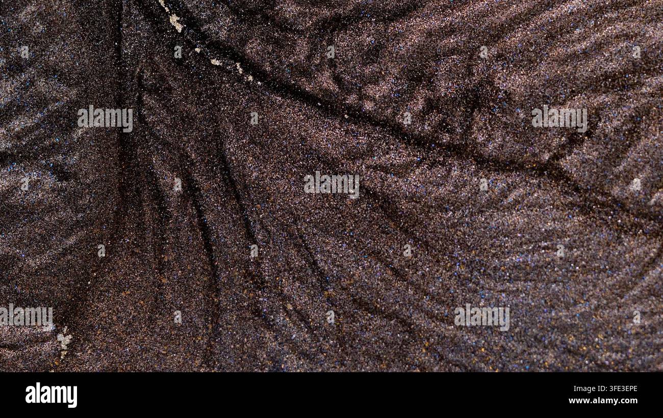 Dies zeigt den Prozess der Mischung von Alkohol-Tinte in genauer Detailaufnahme. Die lebendigen Farben verschmelzen zu Mustern. Dies hebt die einzigartigen Texturen hervor, die dabei entstehen Stockfoto