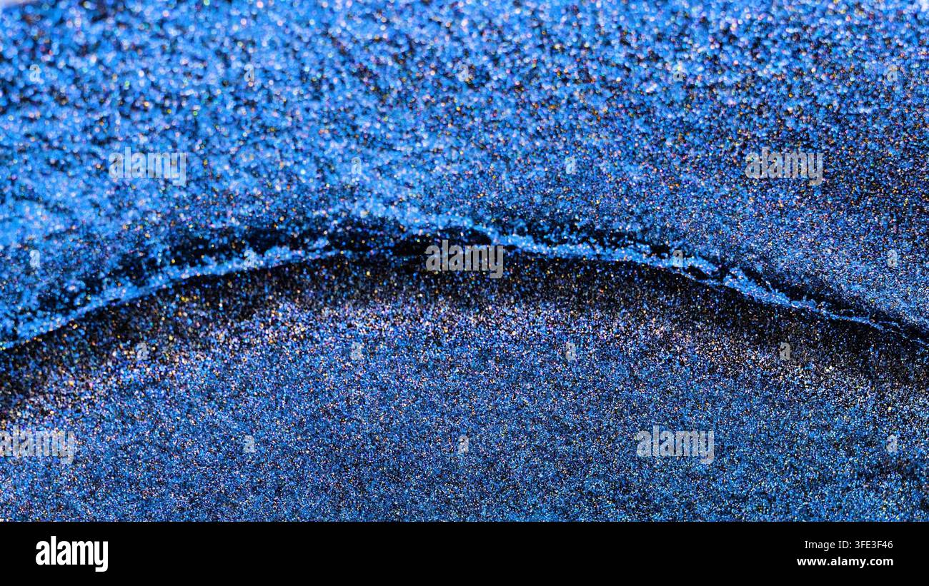 In einer Nahaufnahme vermischen sich Fragmente von Alkohol-Tinte und erzeugen lebendige Muster. Diese Aktivität zeigt die dynamische Bewegung der Tinte in einer Kontrolle Stockfoto