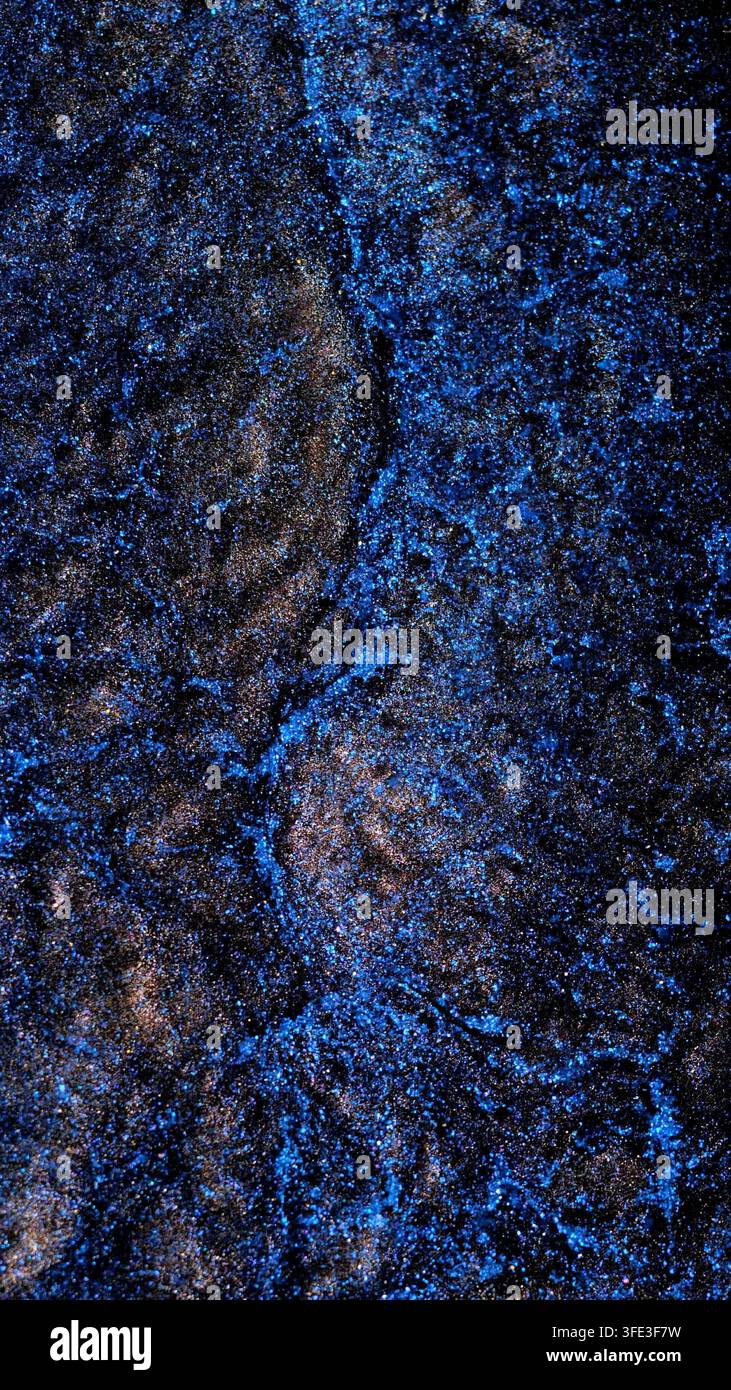 Mischen von Alkohol-Tinte im Makro-Aufnahme, die lebendige blaue Muster offenbart Stockfoto