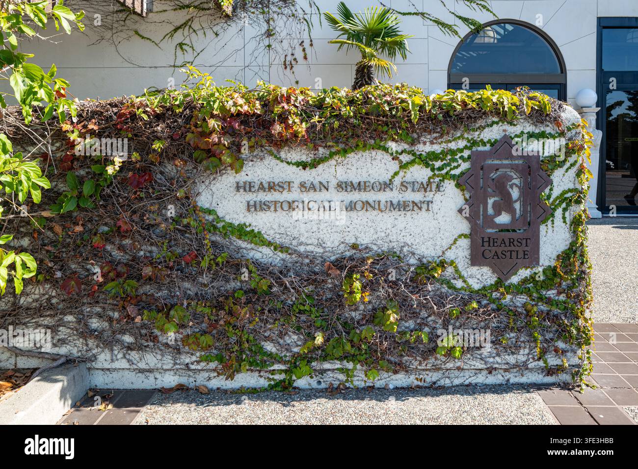 Eingangsmonument für das Hearst San Simeon State Historical Monument, illustrativ für die kalifornischen Küstenstaatspärke, Tourismus und Waldbrandvorbereitung Stockfoto