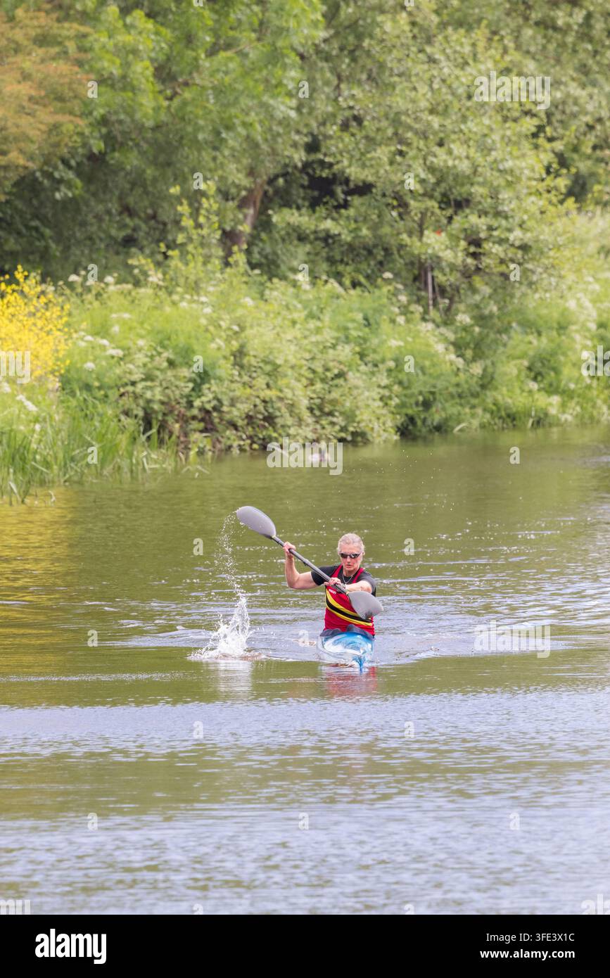 Mann paddelt Kanu auf dem Exeter-Schiffkanal, Exeter, Devon, UK Stockfoto