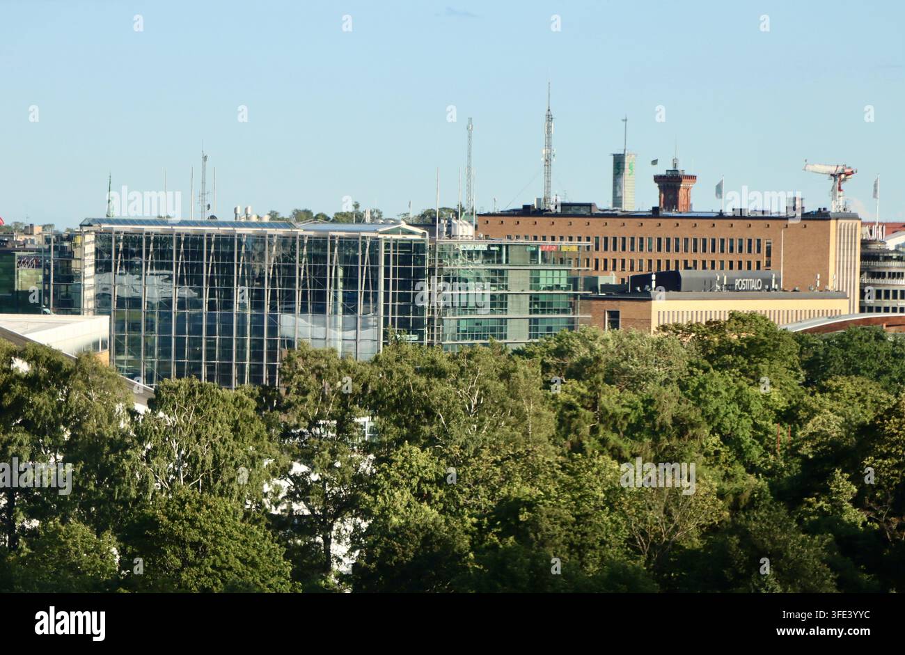 Altes Postitalo und modernes Sanomatalo-Glasgebäude im Zentrum von Helsinki, Finnland. Stockfoto