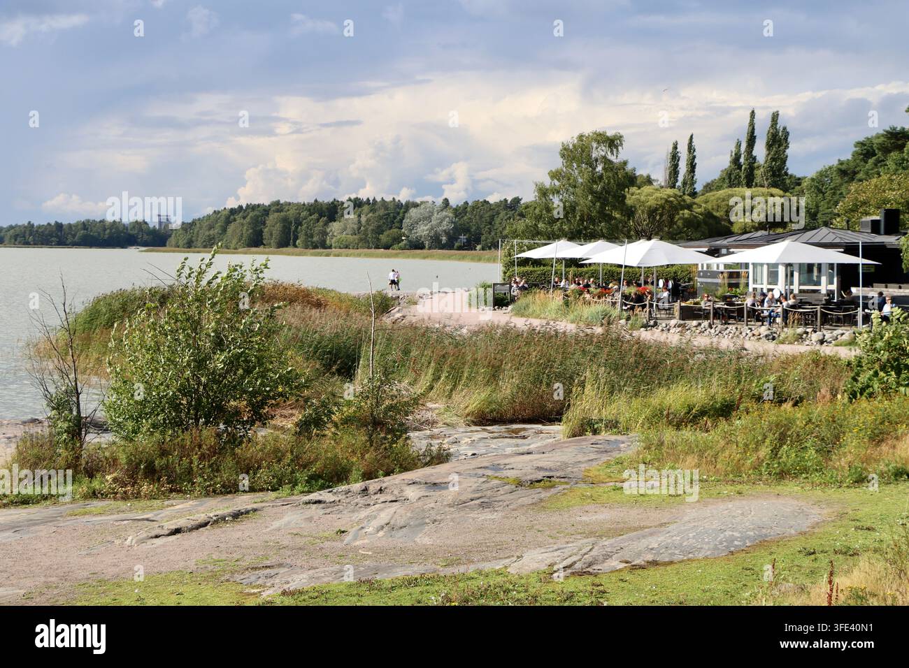 Café Torpanranta an der Laajalahti-Bucht in Munkkiniemi, Helsinki, Finnland, 21. August 2026 Stockfoto