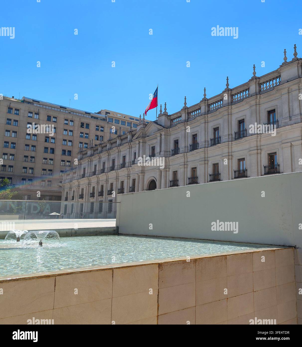 SANTIAGO, CHILE - 03. DEZEMBER 2025: Der Eingang zum Centro Cultural La Moneda befindet sich unter dem historischen Palast La Moneda unter einem klaren blauen Himmel in Santi Stockfoto