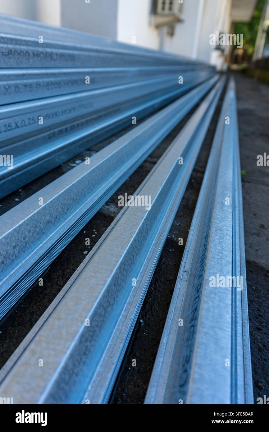 Gestapelte galvanisierte Stahlmetallbolzen für Trockenbau- und Deckenrahmen Stockfoto