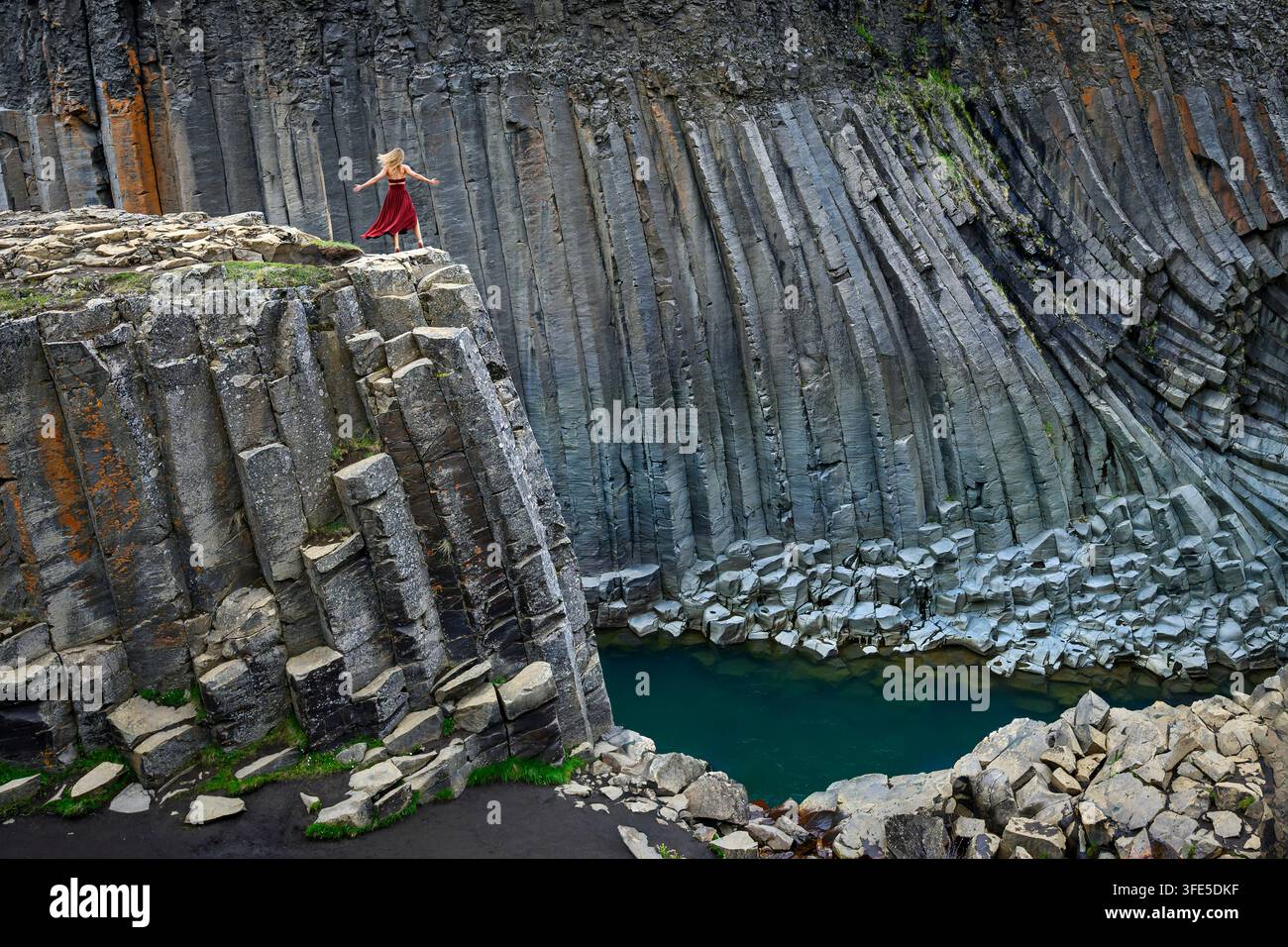 Frau steht auf Basaltfelsenformation im Studlagil-Canyon - Island Stockfoto