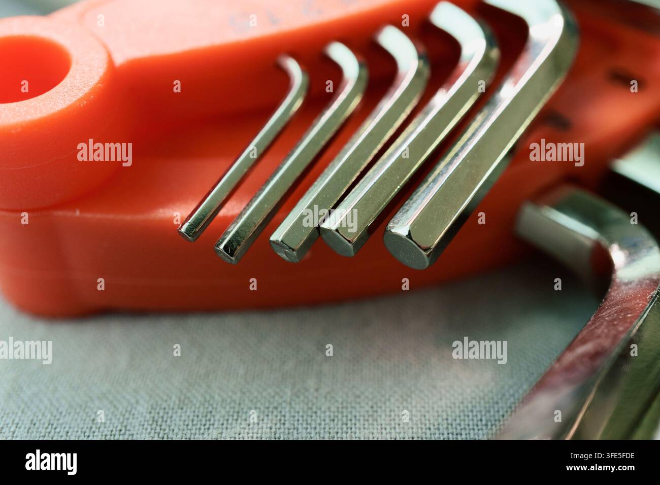 Hexschlüssel-Set, angeordnet auf einem orangefarbenen Halter Stockfoto