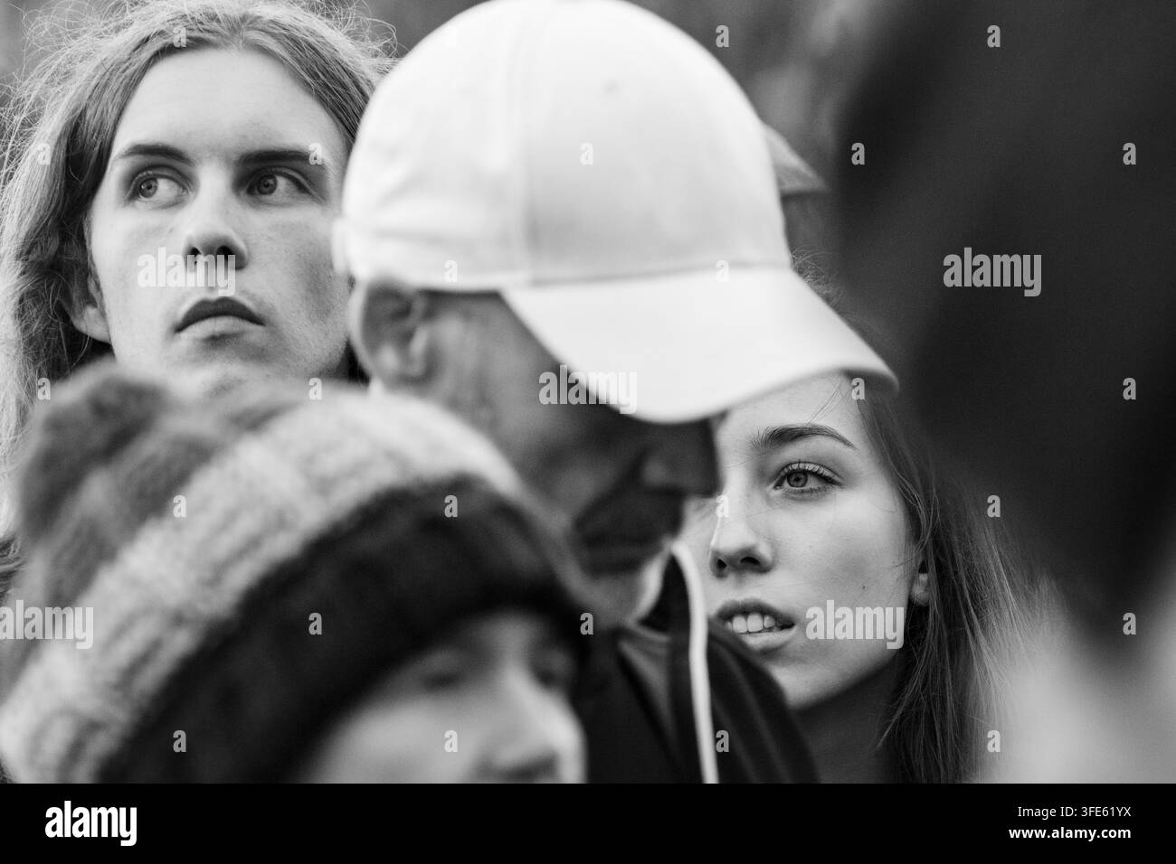 JUNGE FESTIVALBESUCHER SCHAUEN AUFMERKSAM IN EINER MENGE, REPORTAGE, GREEN MAN FESTIVAL 2018, BRECON, WALES, UK, 2018: Eine Mischung aus jungen und älteren Gesichtern schaut konzentriert nach oben, während sie dicht gedrängt in einer großen Menge auf einem Musikfestival stehen, wobei die Gesichter eines jungen Mannes und einer jungen Frau deutlich zu erkennen sind. Foto: Rob Watkins. INFO: Das Green Man Festival begann 2003 in Wales. Es findet jährlich im dritten Augustwochenende in den Brecon Beacons statt und feiert alternative Musik, Kunst, Literatur, Wissenschaft und familienfreundliche Kultur in einer wunderschönen Berglandschaft. Stockfoto