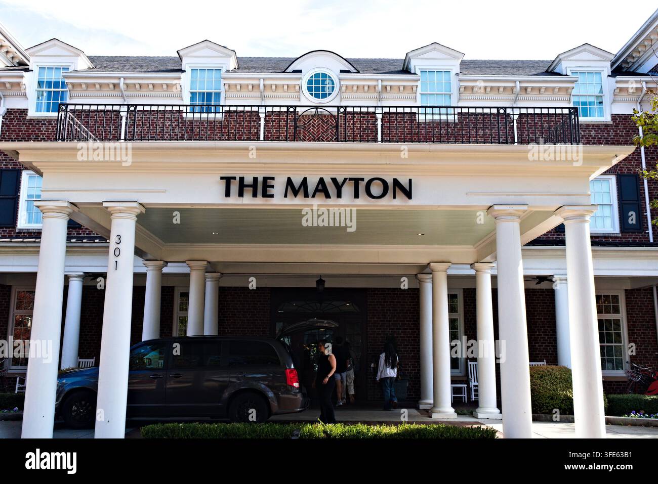 Cary, NC – 8. November 2025: The Mayton ist ein Boutique-Hotel in der Innenstadt von Cary und nur einen kurzen Spaziergang vom Bahnhof Cary entfernt. Stockfoto