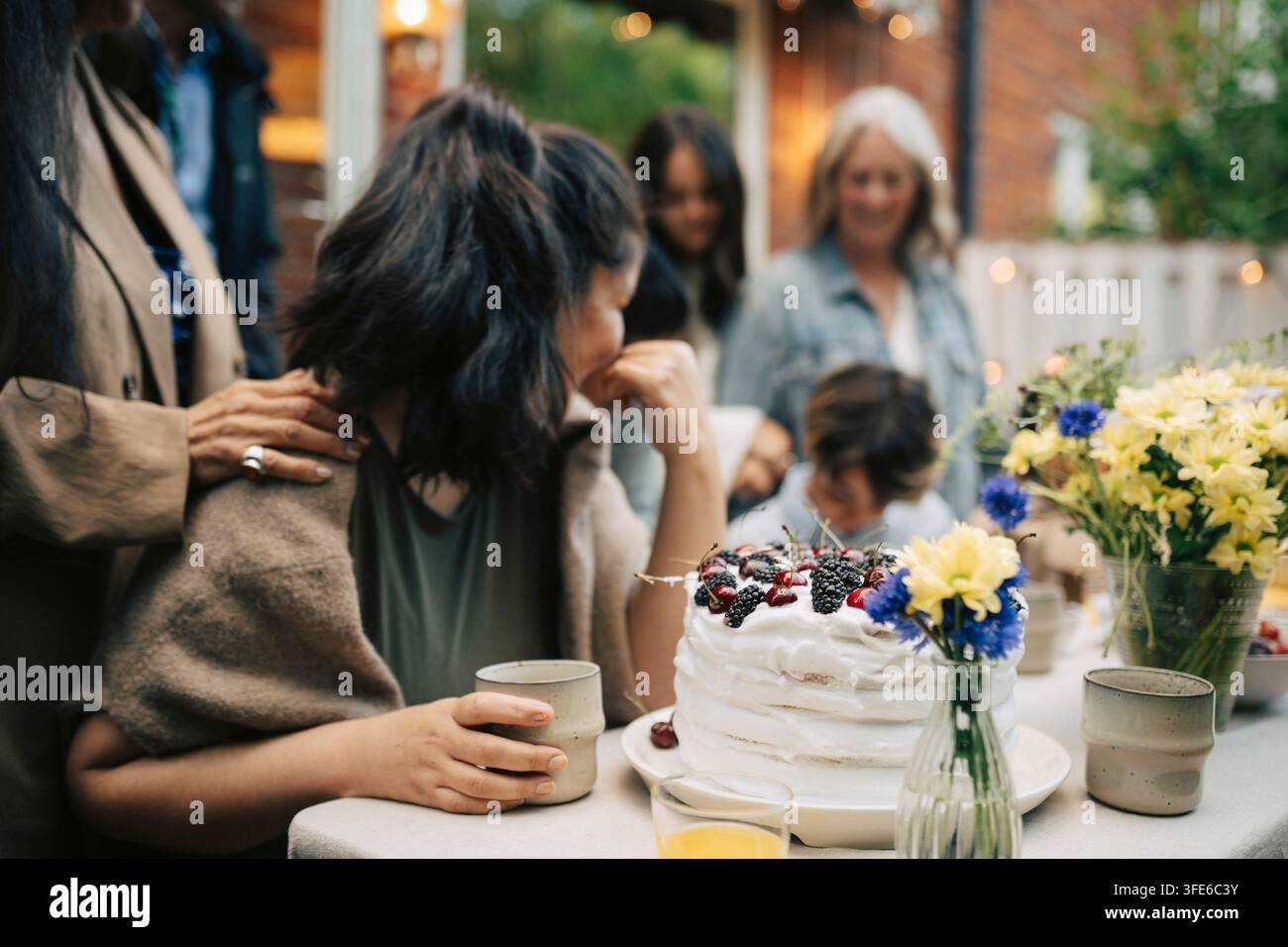 Hausgemachter Kuchen mit der Familie während einer Geburtstagsfeier im Freien Stockfoto