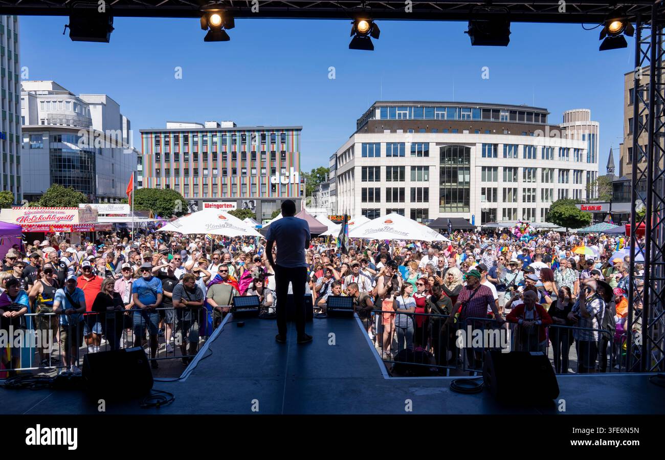 Ruhrpride in Essen, CSD, Essens Oberbürgermeister Thomas Kufen, Schirmherr der Veranstaltung, das größte queere Straßenfest in der Ruhrregion, ein Marsch mit aufw Stockfoto