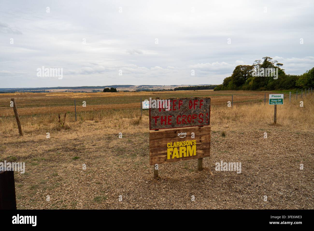 Chipping Norton, Oxfordshire, Vereinigtes Königreich, 17. August 2026. Holzschild mit der Aufschrift „Keep Off The Crops“ über Farmland auf Diddly Squat Farm. Stockfoto