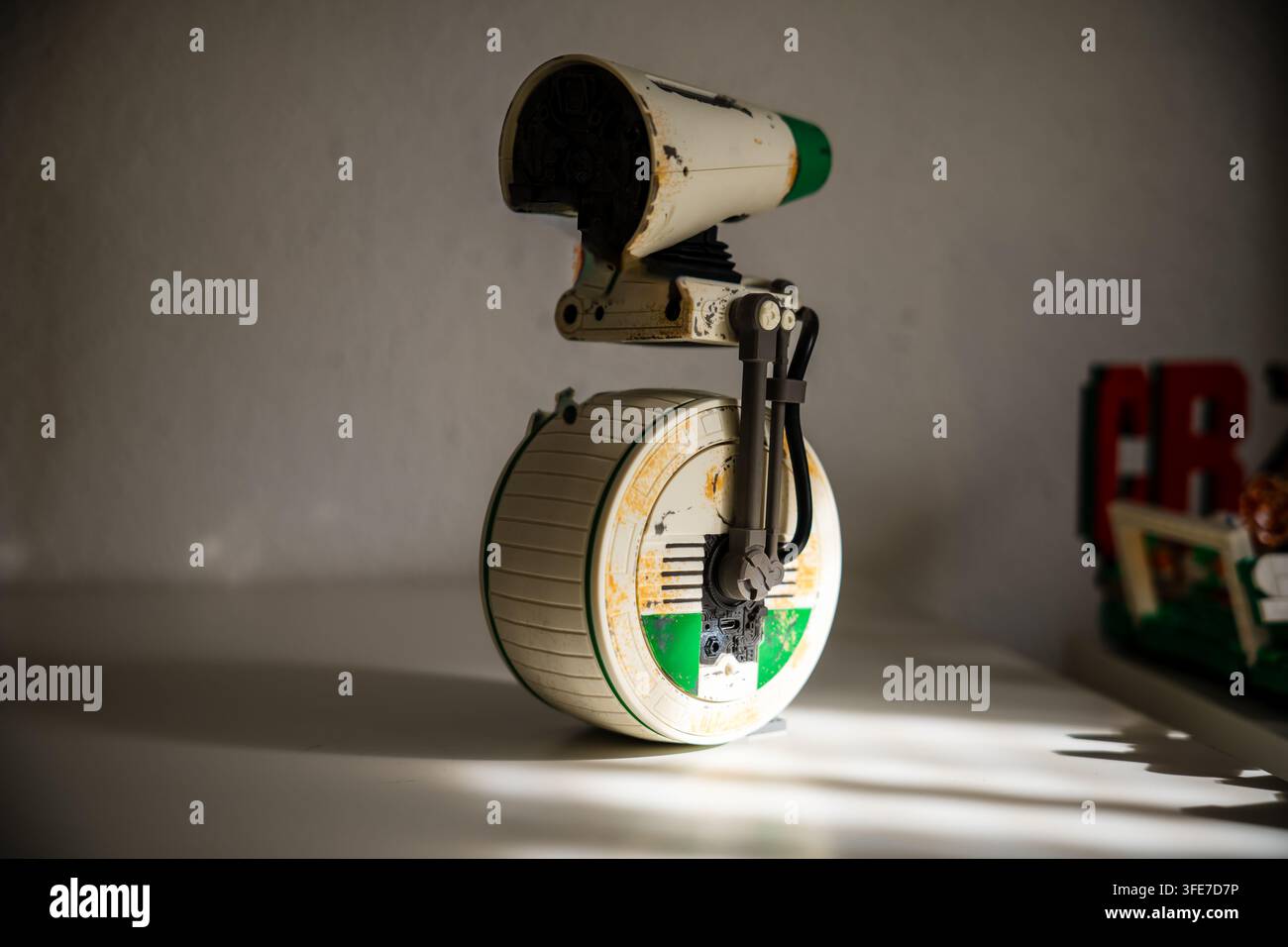 Star Wars D-O interaktives, app-gesteuertes elektronisches Spielzeugset mit seinem speziellen rollenden Kugelzubehör auf einer weißen Tischfläche. Stockfoto