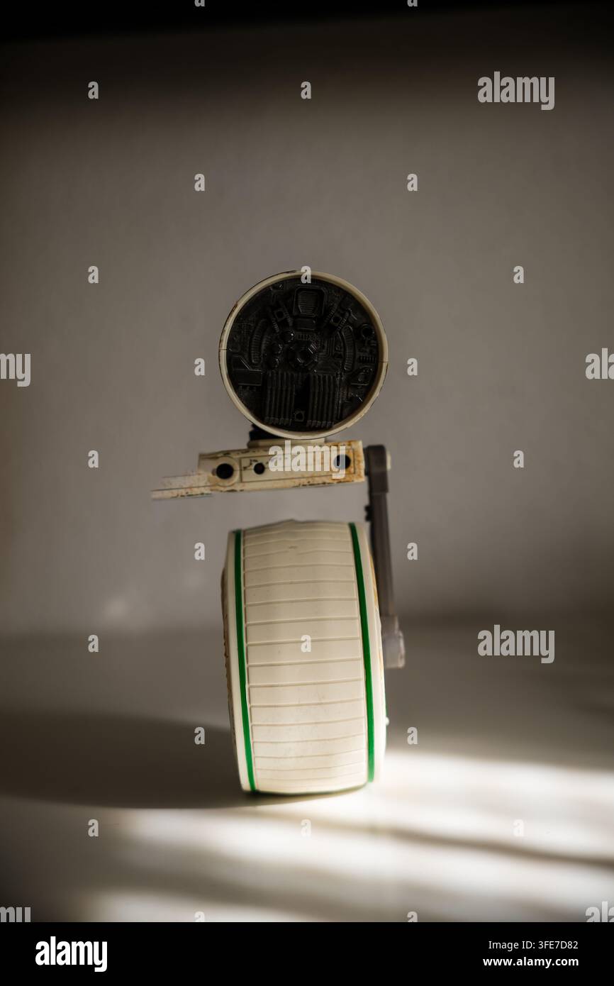 Star Wars D-O interaktives, app-gesteuertes elektronisches Spielzeugset mit seinem speziellen rollenden Kugelzubehör auf einer weißen Tischfläche. Stockfoto