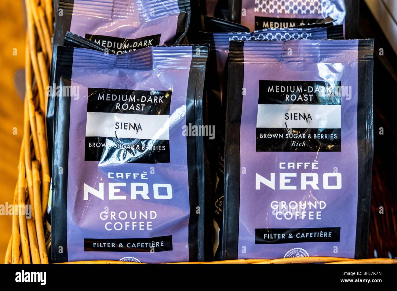 London, UK, 2. September 2026, Nahaufnahme einer Produktanzeige mit Tüten von Caffe Nero Medium-Dark Roast Siena gemahlenem Kaffee Stockfoto