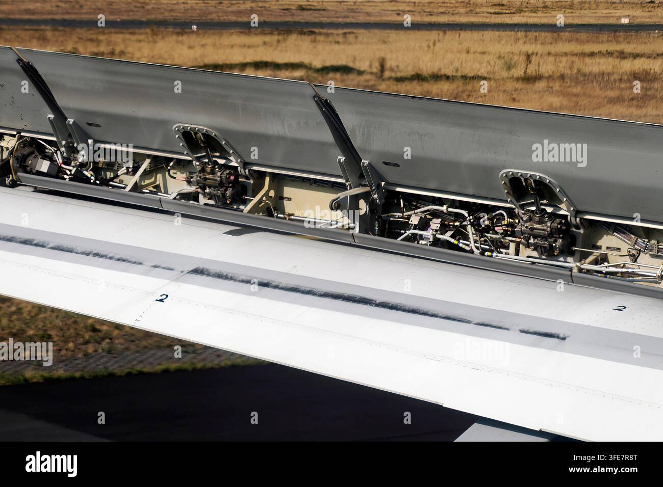 Detail der hochgeklappten Klappen am Flugzeugflügel während der Landung. Stockfoto